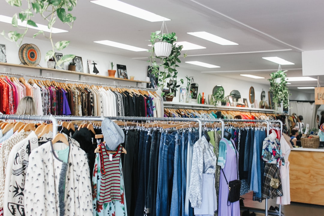 Grijze kleding combineren: frisse kleurcombinaties voor elke stijl