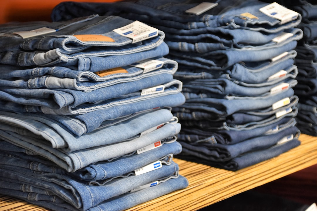 Lijmvlekken uit kleding verwijderen doe je zo